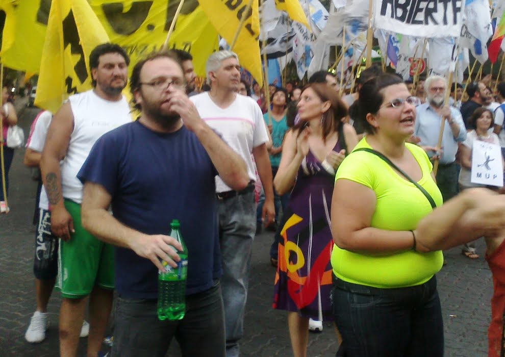 Mariano Maure (MUP) en primer plano. Detrás a la derecha, sostiene el cartel de Carta Abierta Roberto Follari (de barba y lentes). Foto: Javier Polvani