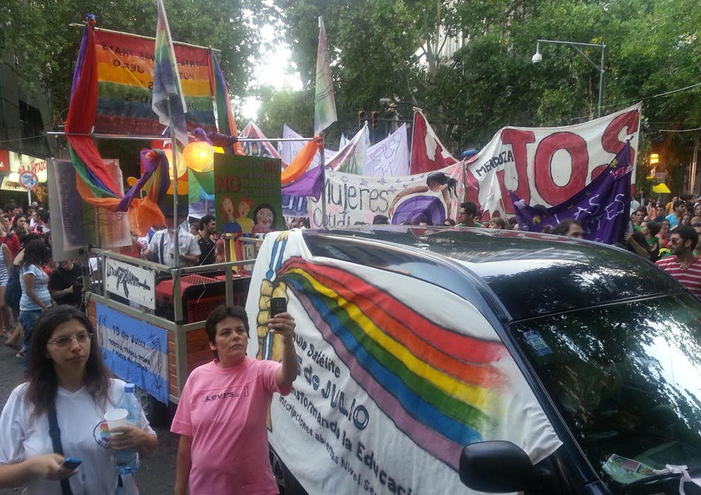 La Marcha Peronista suena en los parlantes. La reivindicación del orgullo Gay bate fuerte el parche de los corazones, y arranca la caravana. Foto: Marcelo Carubín. 