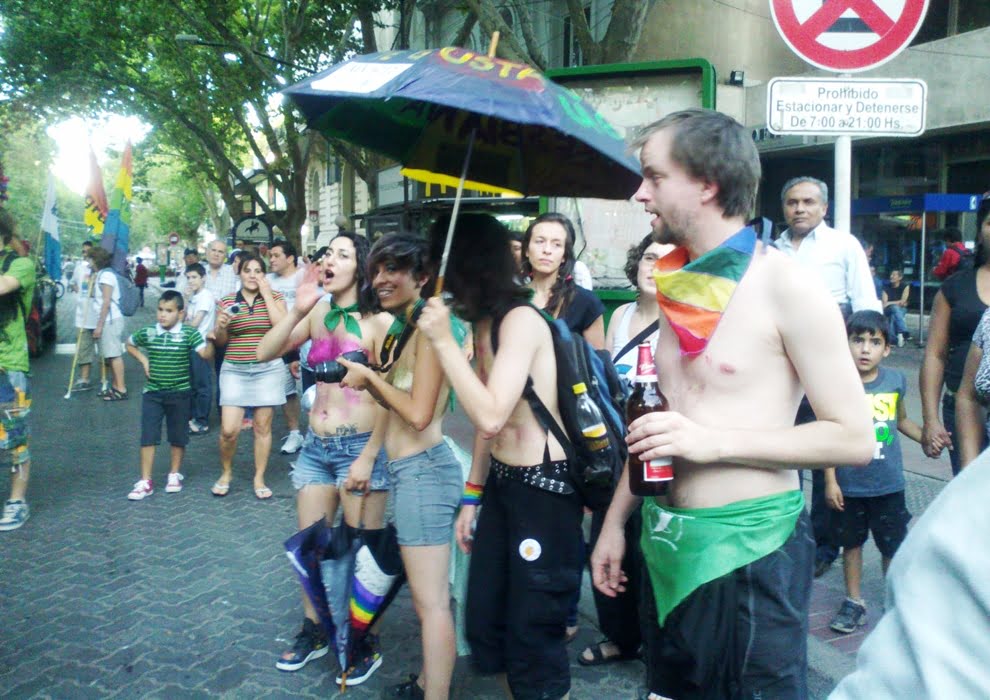 Accesorios de toda Marcha del Orgullo Gay que se precie: paraguas por si llueve mala onda, cerveza para el calor, pañuelo multicolor. Foto: Javier Polvani.