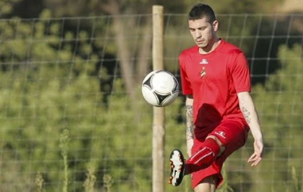 Desde el Olhanense de Portugal llegó a Godoy Cruz el ex Rácing, Estudiantes y Benfica, José Luis Fernández. Foto: Record (Portugal)