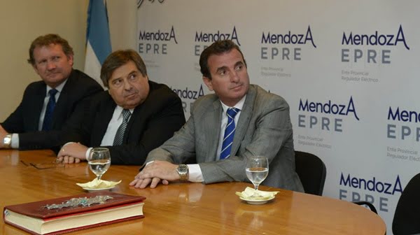 Elián Japaz, titular del EPRE, entre el gobernador Pérez y el ministro Baldasso. Foto: Prensa Gobierno de Mendoza.
