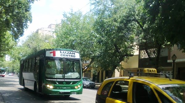 Aumentó el boleto de micro y la tarifa de taxis y remises de Mendoza. Foto: Explícito