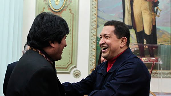 Viejas épocas. Evo Morales y Hugo Chávez se estrechan en un abrazo. Foto: Noticias 24