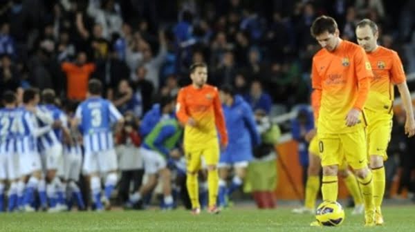 Messi e Iniesta en primer plano masticando el sabor de la derrota, un gusto raro para el paladar de los dos crack. Foto: AFP publicada en El Tiempo