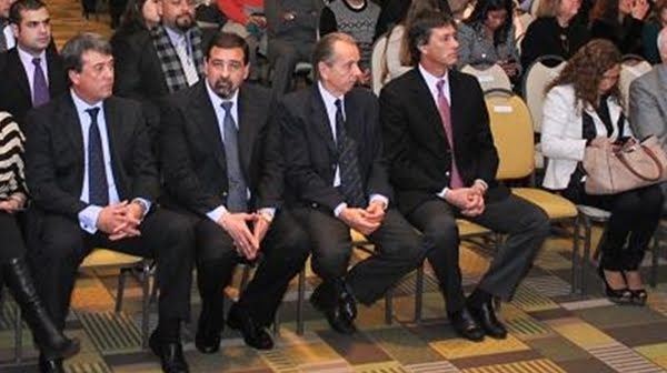 El vice Carlos Ciurca rodeado de azules. A la izquierda el senador nacional Adolfo Bermejo, a dos sillas a la izquierda el intendente de Maipú, Alejandro Bermejo, y en la punta la directora del Banco Nación, Patricia Fadel. Foto:  Prensa FEM