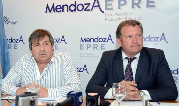 Elián Japaz, titular del EPRE, y Rolando Baldasso, ministro de Infraestructura, durante el anuncio del aumento de la luz. Foto: Gobierno de Mendoza