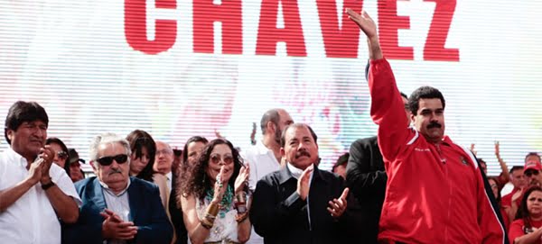 El vicepresidente de Venezuela Nicolás Madura saluda a la multitud rodeado de mandatarios y representantes de países de América.