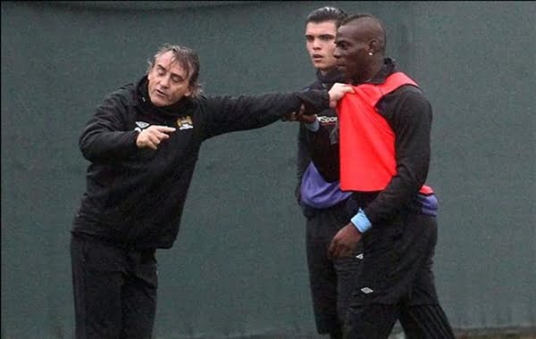 Los italianos Mancini y Balotelli estuvieron a los empujones en una práctica del City. Foto: Daily Mail