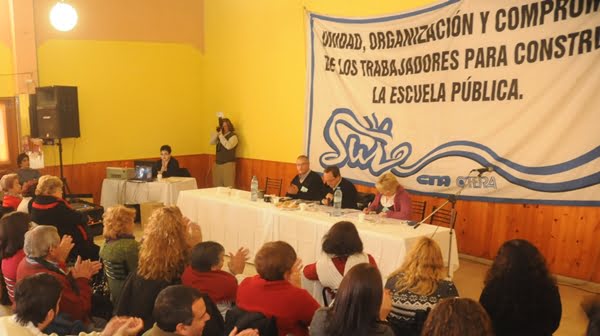 Los gremios nacionales de los docentes condicionan el acuerdo que planeaba el SUTE en Mendoza. 