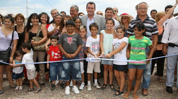 Paco Pérez con funcionarios del IPV y de Las Heras, rodeados de los docentes a los que les adjudicaron casas y sus familiares, Foto: Gobierno de Mendoza.