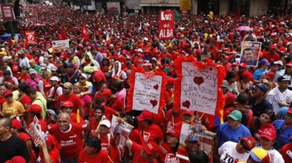 Una multitud se congregó en Caracas para vivar al presidente Hugo Chávez y apoyar al gobierno electo en octubre. Foto: Telesur