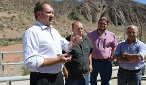 El ministro Baldasso en Potrerillos durante la limpieza del dique que generó problemas  en la provisión de agua potable. Foto: Prensa Gobierno de Mendoza.