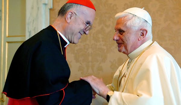 Tarcisio Bertone y Joseph Ratzinger, en 2006, cuando el papa nombró al salesiano como secretario de Estado del Vaticano. Foto: Archivo - Diario La Nación