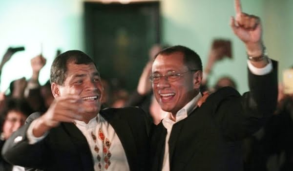 El reelecto se asomó al balcón que da a la Plaza de la Independencia, en el centro de Quito, junto con su binomio, el ex ministro Jorge Glas, y su familia. Foto: AFP en El Espectador