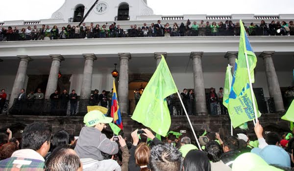 Los festejos frente al balcón presidencial.