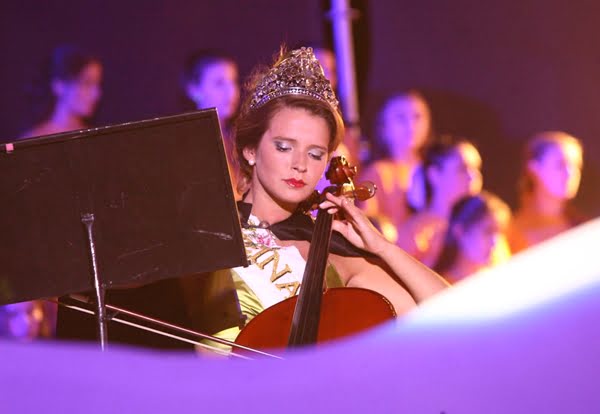 La nota de color la dio la actual reina nacional de la Vendimia, ejecutando el cello en la interpretación del “Ave María’. 