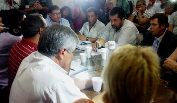 La mesa paritaria, con los representantes del Gobierno de frente y los del SUTE de espaldas a la foto. 