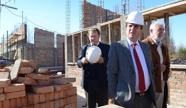 Pérez en una recorrida por las obras de un edificio educativo en Santa Rosa. Foto: Archivo - Prensa Gobierno de Mendoza