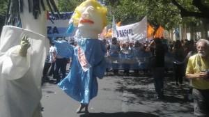 Los docentes analizan una marcha en el Carrusel, tras la exitosa movilización del lunes pasado. Foto: Archivo - EXPLÍCITO