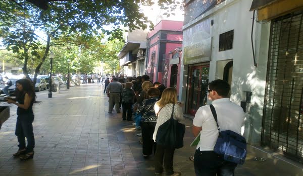 La cola en el Banco Nación de Vicente Zapata y San Juan el miércoles en la mañana. Foto: Explícito