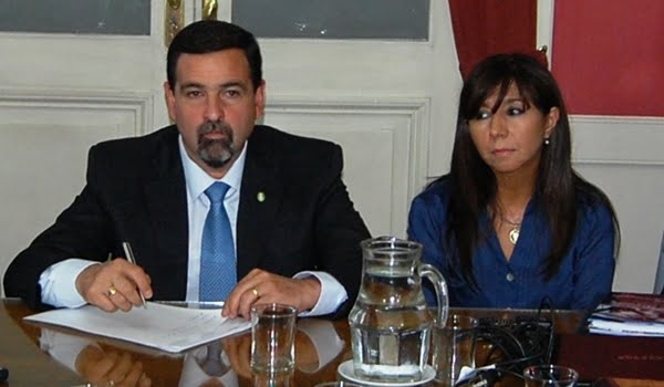 Máxima tensión. Carlos Ciurca y la presidenta provisional del Senado, Miriam Gallardo, parte del sector azul, estuvieron juntos esta mañana, después de la cena organizada por Mazzón en la que se resolvió la ruptura de los bloques oficialistas. Foto: Prensa Gobierno de Mendoza