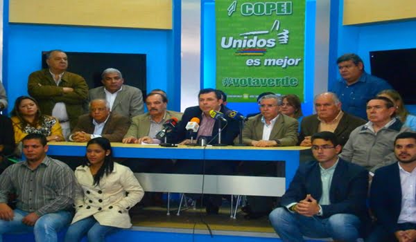 Roberto Heríquez, al frente del partido del anuncio de la candidatura "preventiva" de Capriles. Foto: prensa Copei en Noticias24.com