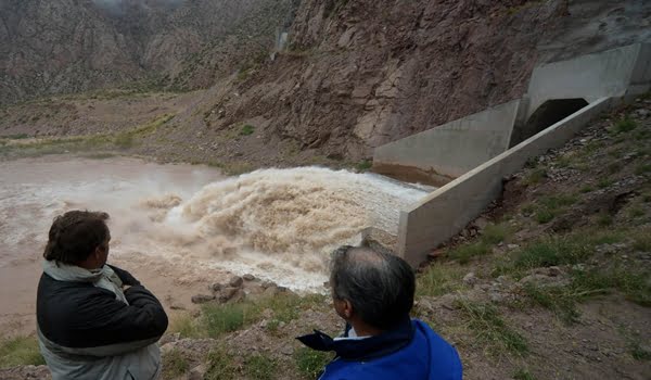 Este viernes se hizo una limpieza en el dique Potrerillos. Foto: Prensa Gobierno de Mendoza.