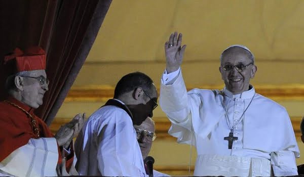 El Papa Francisco saluda a los fieles.