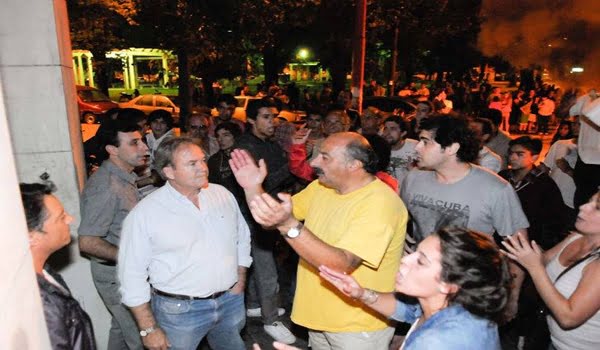 Los manifestantes se trasladaron desde la sede policial hasta la Municipalidad y los tribunales.