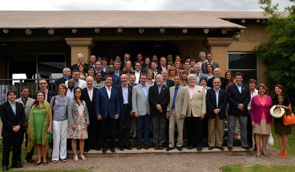 Al centro, el gobernador Francisco Pérez rodeado de embajadores y unos pocos funcionarios de su gabinete. Foto: Prensa Gobierno de Mendoza.