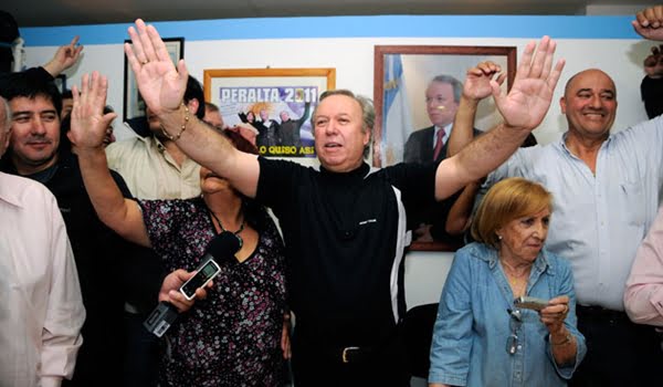 El gobernador de Santa Cruz, Daniel Peralta, listo para comunicar el resultado de la interna del PJ en conferencia de prensa. Foto: Agencia OPI Santa Cruz