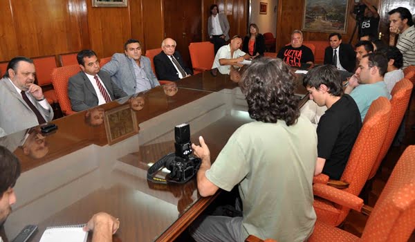 El cuerpo de delegados de los trabajadores de Prensa con los ministros de Seguridad, Carlos Aranda, y de Gobierno, Félix González, este martes en la sede del Ejecutivo. Foto: Prensa Gobierno de Mendoza