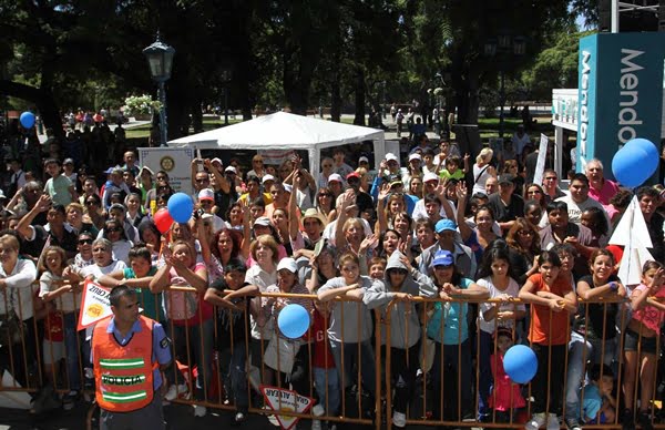 El público en la Plaza Independencia