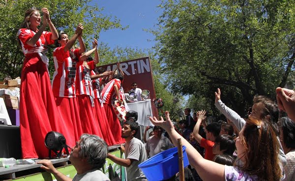 El carro de la reina chacarera, con la corte vestida con la camisera del Club San Martín.