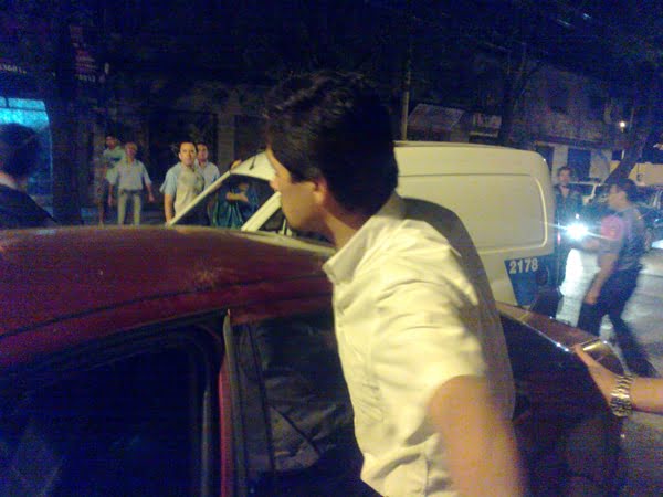 Rodolfo Torti, líder de la patota que agredió a los trabajadores de prensa, al momento de ser detenido por la policía, el lunes en la noche. Foto: Explícito