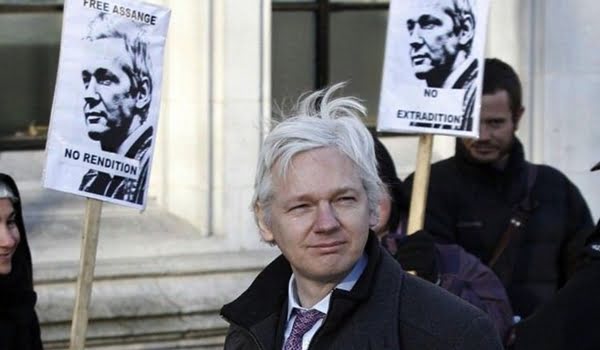 Julian Assange se encuentra refugiado en la embajada ecuatoriana en Londres.
