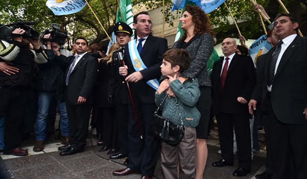 Pérez llegó en familia a la Asamblea Legislativa del 2012. Foto: Prensa Gobierno de Mendoza