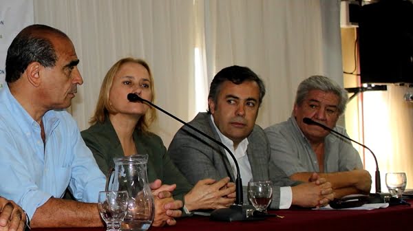 Los referentes opositores Gustavo Gutiérrez (CC - ARI), Graciela Cousinet (Libres del Sur), Alfredo Cornejo (UCR) y Manuel Liberal (P. Socialista) durante un encuentro anti K organizado por la Coalisión Cívica - Ari de Mendoza. Foto: Prensa CC - ARI