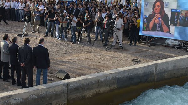 Cristina desde la pantalla le habló a Francisco Pérez, parado al costado de un canal de Junín. Foto: Prensa Gobierno de Mendoza
