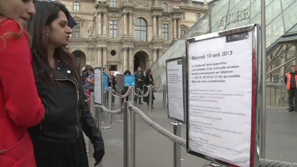 Los empleados del Louvre comunicaron la medida de protesta a los turistas. 