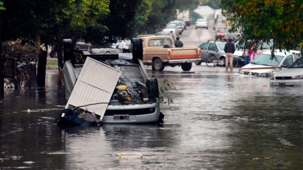 Muertos y destrozas causó la inundación en La Plata. Foto: Minuto Uno