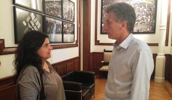 Macri subió esta foto a Twitter con la siguiente frase: "Con Ángeles Castro, periodista de La Nación, charlando sobre el tema #Borda"