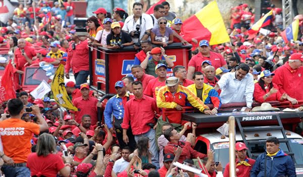 Arriba de un camión Maduro recorrió Caracas colmada de chavistas para cerrar la campaña presidencial.  Foto: Noticias 24