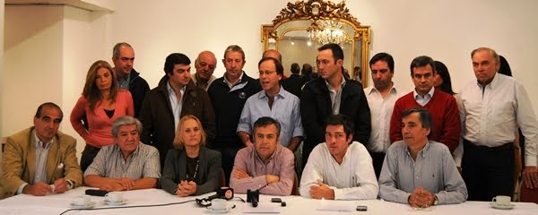 La oposición reunida en el hotel Huentala. Foto: Prensa UCR