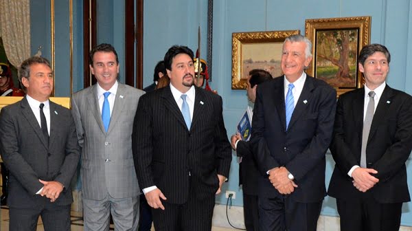 Mientras esperaban para estar con Dilma y Cristina se sacaron fotos: los gobernadores Sergio Urribarri (Entre Ríos), Paco Pérez (Mendoza), Maurice Closs (Misiones) y José Luis Gioja (San Juan), con el jefe de Gabinete, Juan Manuel Abal Medina. Foto: Prensa Gobierno de Mendoza