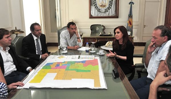 El gobernador bonaerense, Daniel Scioli, y la presidenta Cristina Fernández analizaron la situación de las inundaciones en La Plata y las adyacencias. Foto: Info News 