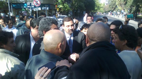 El vicegobernador Carlos Ciurca rodeado por una treintena de despedidos por Vale, este lunes en un piquete en la puerta de la Legislatura. Foto: Explícito