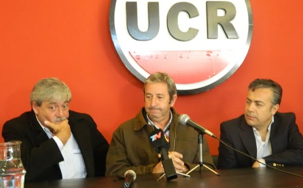 Eduardo Buzzi con Julio Cobos y Alfredo Cornejo en el Comité Provincia de la UCR. Foto: Facebook de la UCR