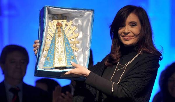 Cristina Fernández muestra la imagen de la Virgen en la inauguración de la sede municipal de Ituzaingó. Foto: Télam