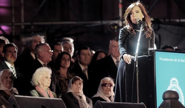 La Presidenta en la Plaza de Mayo con las Madres y Abuelas en primera fila sobre el escenario. Foto: Télam